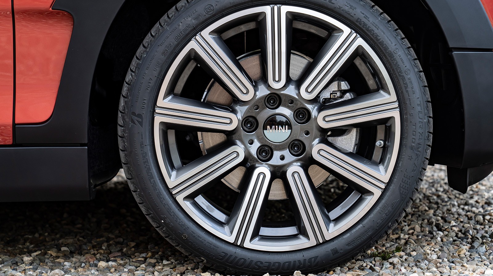 18인치 멀티레이 스포크 투톤 휠.